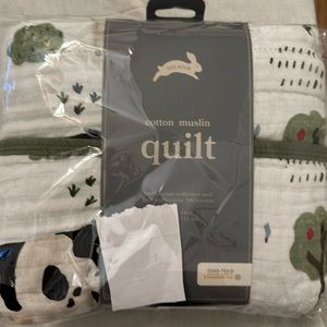 100% cotton multi-layer muslin quilt! Cutest farm animals! Red Rover